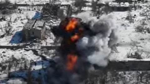 لقطات جوية توثق لحظة نسف دبابة روسية وتطاير أجزائها