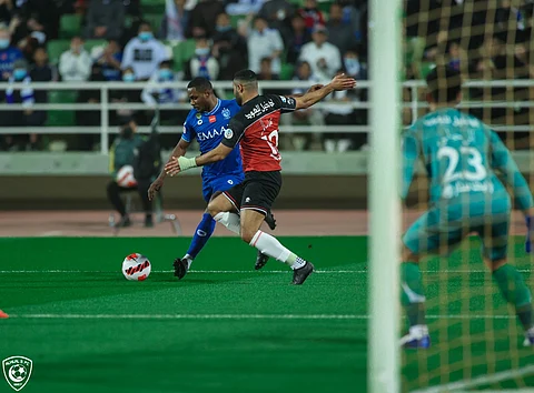 جانب من لقاء الهلال والرائد