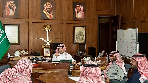 أمير عسير خلال استقباله وكيل الأسرة 