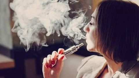 فتاة تدخن سجائر إلكترونية