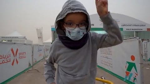 الطفل السعودي حمد أثناء مشاركته في ماراثون الرياض