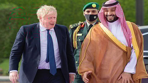 ولي العهد مع رئيس وزراء بريطانيا بوريس جونسون