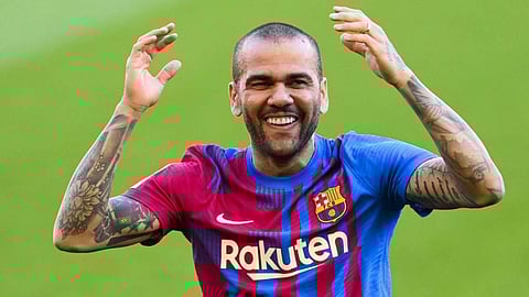 داني ألفيس لاعب نادي برشلونة الإسباني