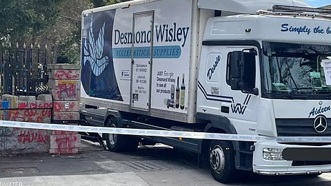 الشاحنة عقب اقتحامها السفارة الروسية