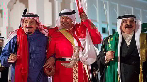 خادم الحرمين الشريفين وملك البحرين خلال إحدى الفعاليات