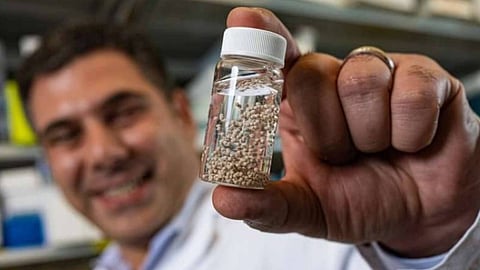 مصنع دواء بحجم رأس الدبوس يزرع في جسم الإنسان