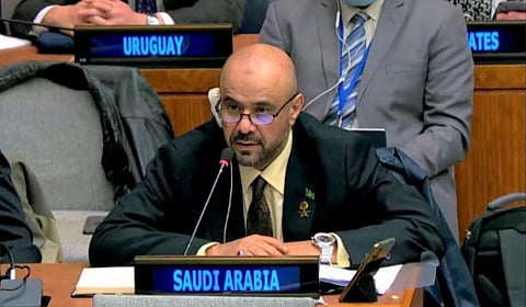 ممثل وزارة البيئة عضو اللجنة الدائمة لقانون البحار محمد بن عزيز آل عزيز خلال مشاركته في المؤتمر