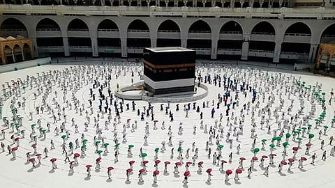 معتمرون يطوفون حول الكعبة المشرفة. (أرشيفية)