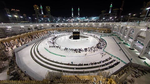 ضيوف الرحمن يؤدون مناسك العمرة