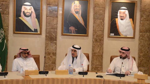 جانب من المؤتمر الصحفي لرئيس مجلس إدارة جمعية هندسة الطرق والنقل الخليجية المهندس فهد بن محمد الجبير