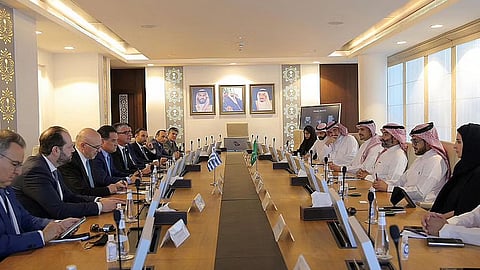 لقاء المهندس عبدالله بن عامر السواحة مع وزير التطوير والاستثمار اليوناني