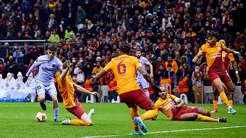 برشلونة يقلب الطاولة على جلطة سراي