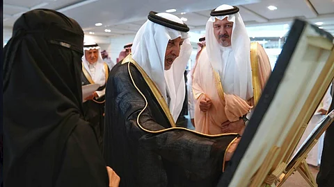 جانب من استقبال الأمير خالد الفيصل، أمير منطقة مكة المكرمة، خلال زيارته لجامعة الفيصل بالرياض، الفنانة التشكيلية الكفيفة نورة حمود مجرشي