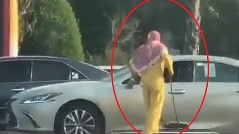 عامل نظافة يتسول بطريقة لا تخطر على البال