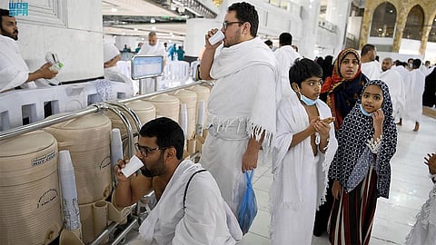 توزيع ماء زمزم في المسجد الحرام