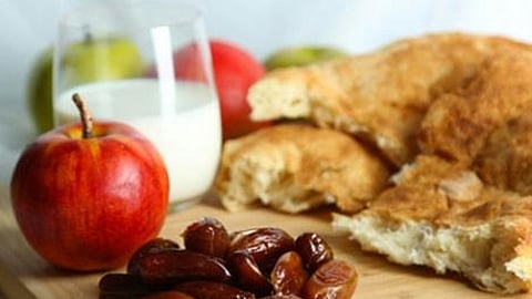 الصوم شعيرة وليس حمية.. خالد النمر يحذر من اتباع نظام غذائي خلال شهر رمضان