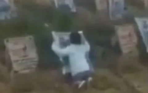 طفلة تحتضن قبر أبيها