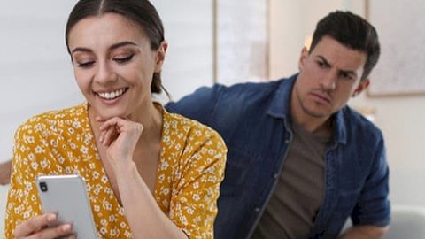 استشاري عن تصفح زوج رسائل جوال زوجته: لكل منهما حدود خاصة بهما
