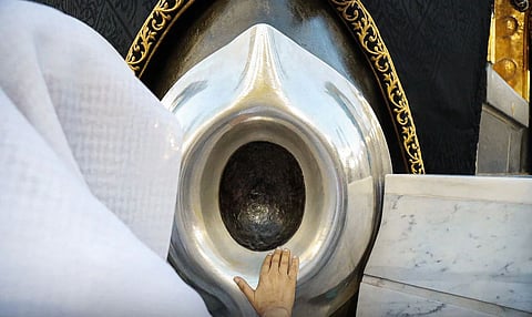 السديس يشارك في تطييب الحجر الأسود