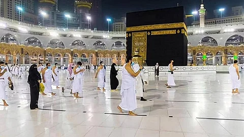 معتمرون يطوفون حول الكعبة. (أرشيفية)