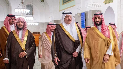 ولي العهد يزور مسجد قباء
