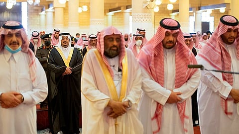 نائب أمير الرياض يؤدي صلاة الميت