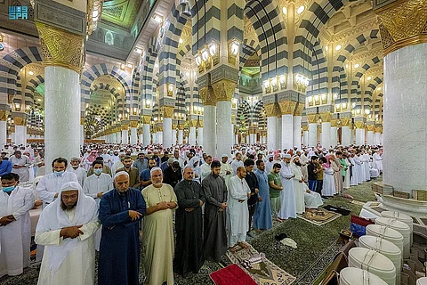 المصلون يشهدون ختم القرآن الكريم بالمسجد النبوي
