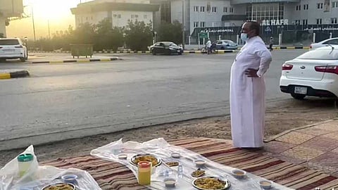 بالفيديو.. مواطن يفتح منزله لإفطار الصائمين منذ 10 سنوات بحفر الباطن