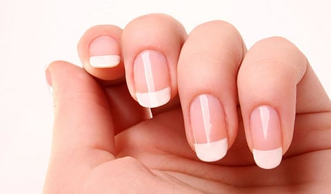 أضرار الأظافر الطويلة