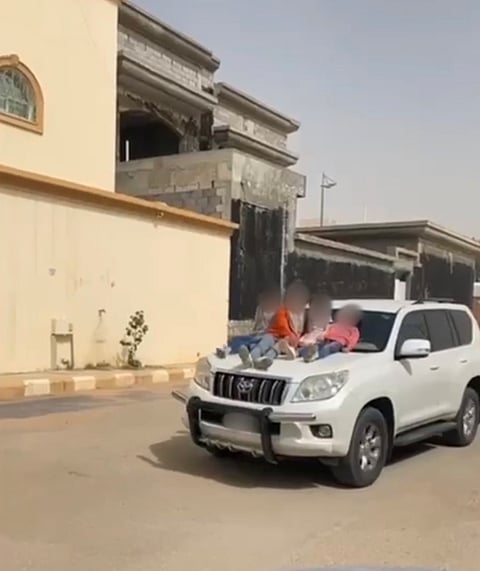 قائد مركبة قام بإركاب 4 أطفال على غطاء المحرك الأمامي