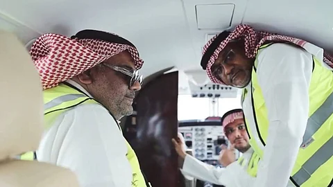 وزير البيئة داخل طائرة الاستمطار