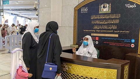 قضاة يردون على أسئلة المعتمرين