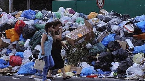 إفلاس لبنان.. تراكم القمامة في الطرقات تعبيرًا عن الوضع المزري ومقطع فيديو يوثق الواقعة