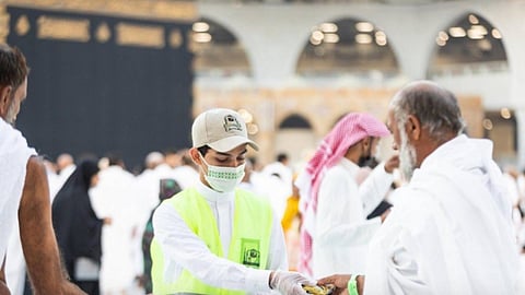 المتطوعين في إفطار الصائمين بالمسجد الحرام