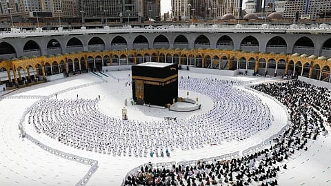 توافد الزوار إلى المسجد الحرام