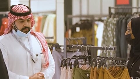 موظف يطرد سيدة من محل ملابس