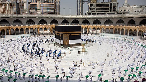 معتمرون يطوفون حول الكعبة