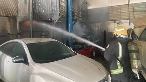 حريق ورش بحي السعادة في الرياض