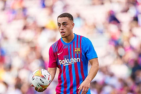 برشلونة يعلن إصابة ديست في العضلة نصف الوترية.. وتقارير تكشف مدة غيابه
