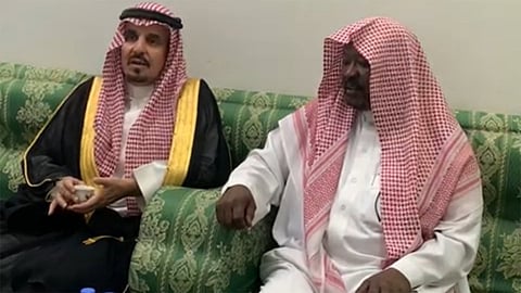 مُحافظ وادي الدواسر يًقدم تعازيه في وفاة عمران العمران