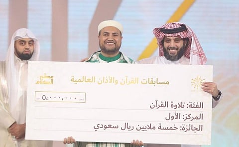 تتويج الفائزين بمسابقة عطر الكلام