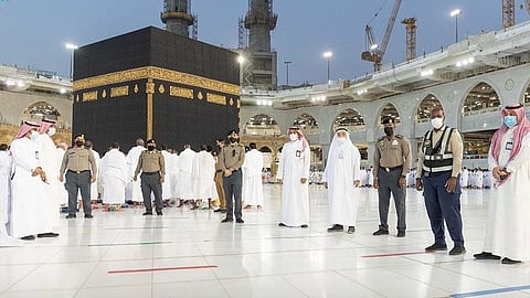 كوادر أمنية ومدنية تسهم في تنظيم الحشود بالمسجد الحرام