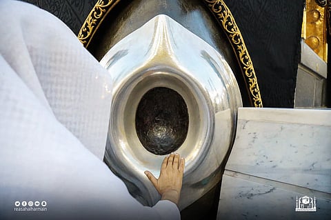 الرئيس العام لشؤون الحرمين يشارك في تطييب الحجر الأسود والكعبة المشرفة