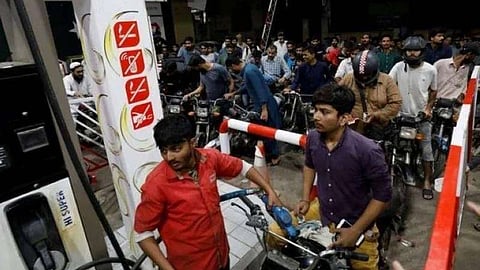 إلغاء باكستان سقف أسعار الوقود شرط تمرير الاتفاق مع صندوق النقد