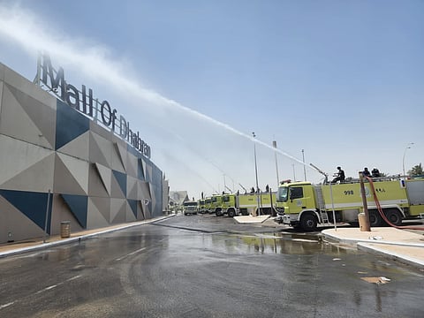 جانب من عمليات إخماد حريق مجمع الظهران مول