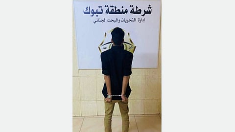 شخص يطلق النار في الهواء بمدينة تبوك