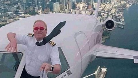 طيار يلتقط سيلفي من شباك الطائرة