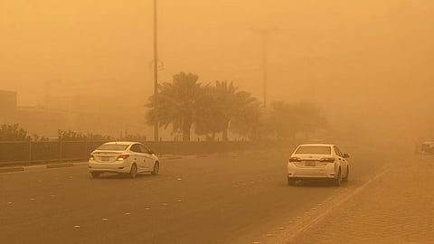 رياح وأتربة وغبار