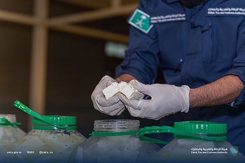 إحباط محاولة تهريب 29 ألف حبة كبتاجون مُخبأة في إرسالية «أجبان»