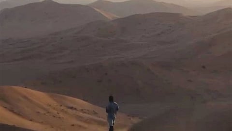 مشيًا على الأقدام.. عماني يصعد رملة جديلة أعلى كثبان رملية في العالم